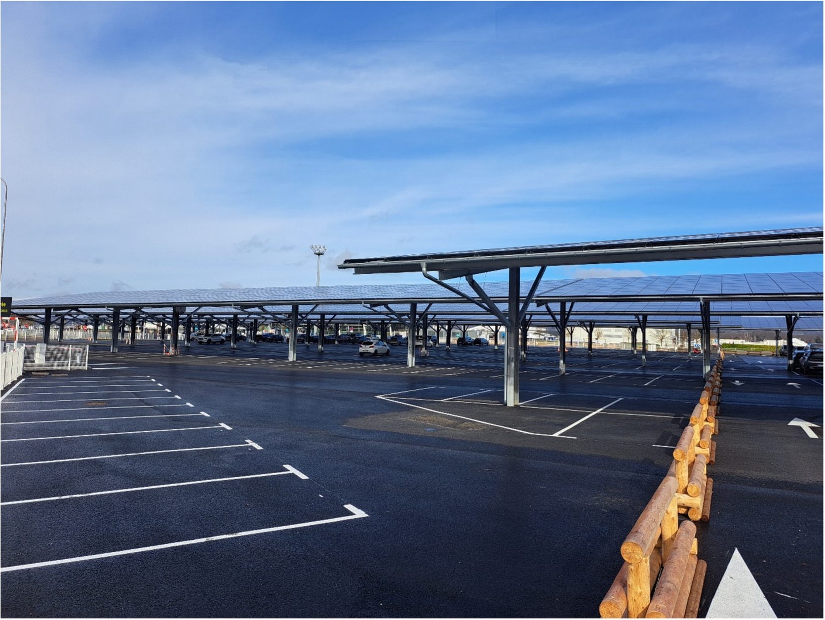 ombrieres photovoltaiques aeroport de Saint-Geoirs